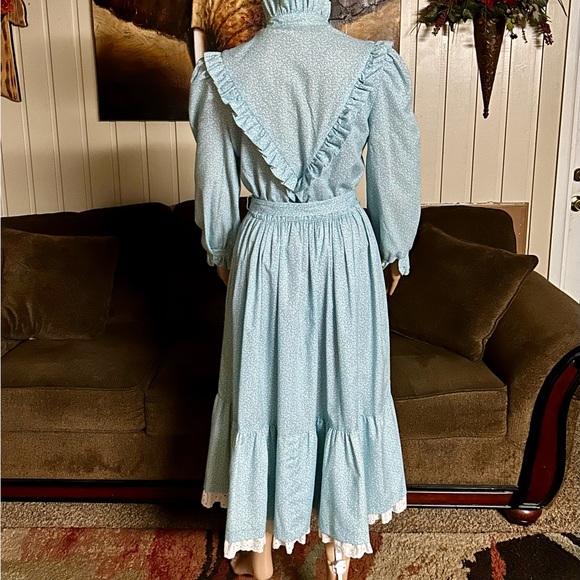 Hartsville • Vintage • 1970’s • Blue/White • Medium • Floral • Victorian • Dress - Picture 11 of 16